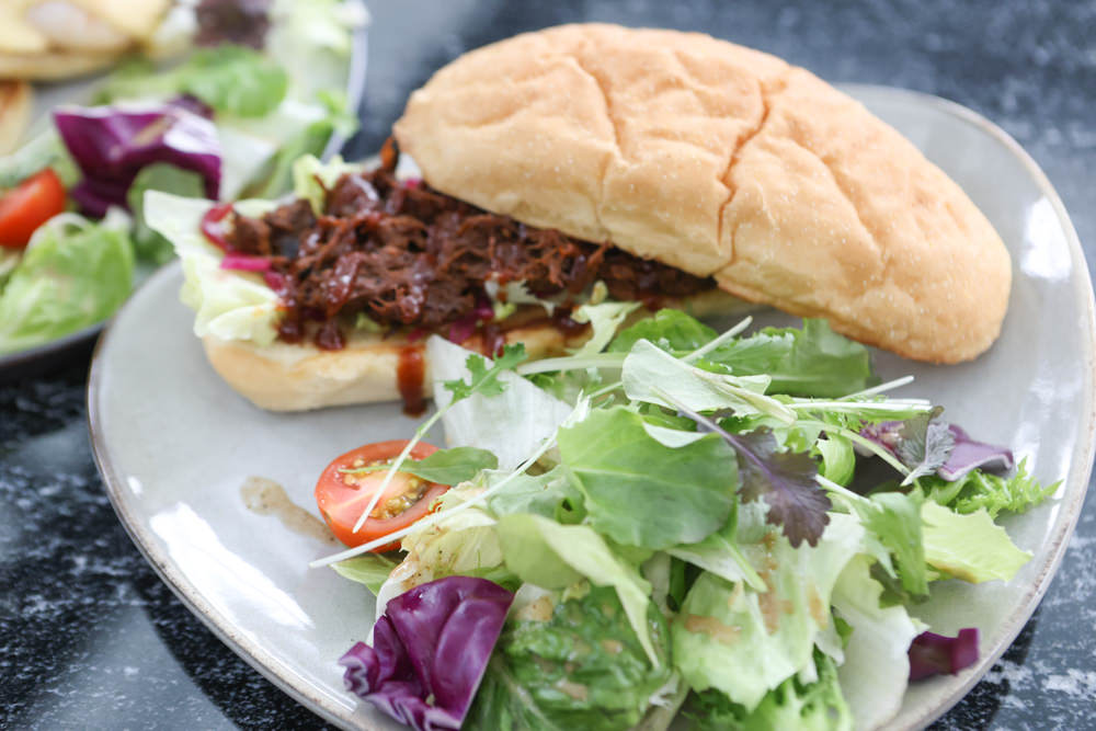 花蓮美食｜花蓮woof汪寵物餐廳、汪woof cafe。花蓮寵物餐廳、十隻超萌巨貴陪伴拍照玩耍、大草皮、花蓮室內景點、花蓮雨天景點