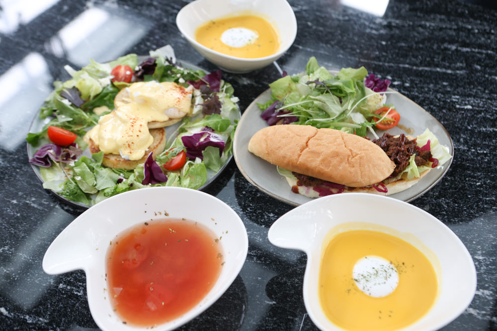 花蓮美食｜花蓮woof汪寵物餐廳、汪woof cafe。花蓮寵物餐廳、十隻超萌巨貴陪伴拍照玩耍、大草皮、花蓮室內景點、花蓮雨天景點