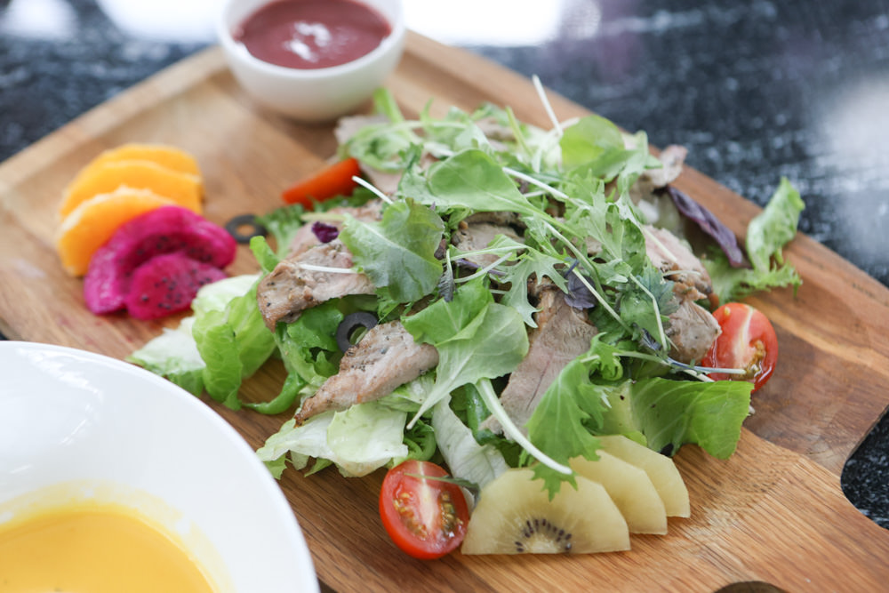 花蓮美食｜花蓮woof汪寵物餐廳、汪woof cafe。花蓮寵物餐廳、十隻超萌巨貴陪伴拍照玩耍、大草皮、花蓮室內景點、花蓮雨天景點