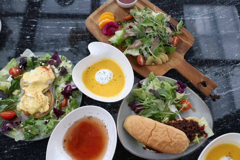 花蓮美食｜花蓮woof汪寵物餐廳、汪woof cafe。花蓮寵物餐廳、十隻超萌巨貴陪伴拍照玩耍、大草皮、花蓮室內景點、花蓮雨天景點