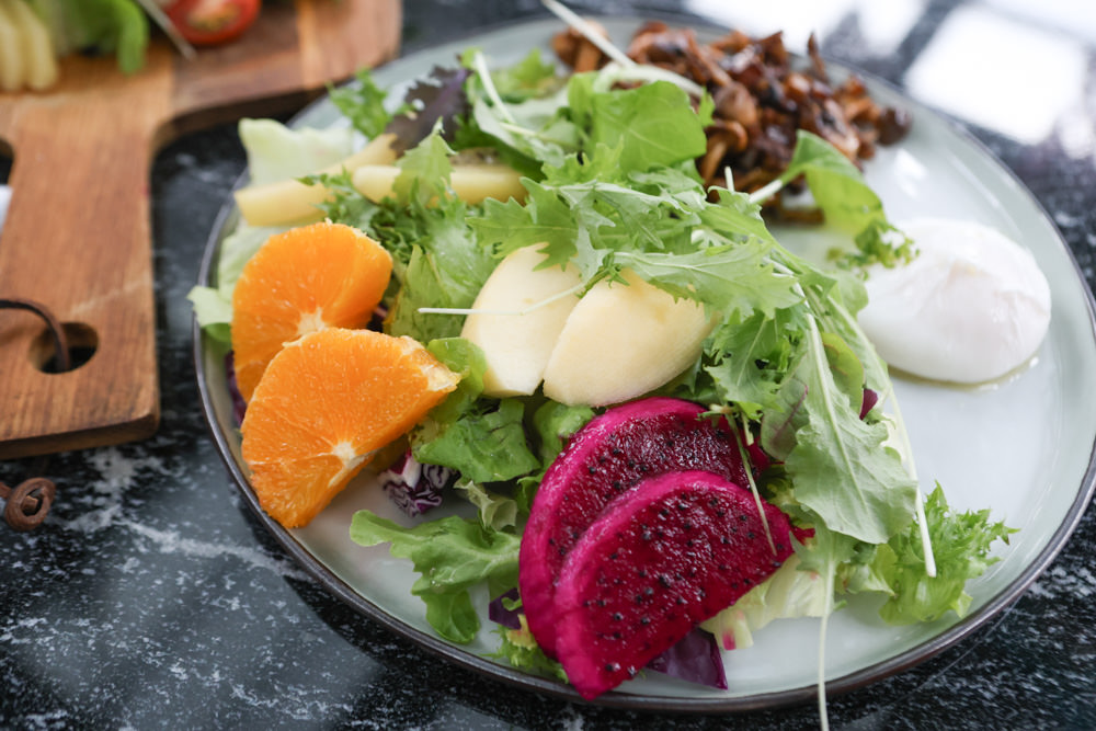 花蓮美食｜花蓮woof汪寵物餐廳、汪woof cafe。花蓮寵物餐廳、十隻超萌巨貴陪伴拍照玩耍、大草皮、花蓮室內景點、花蓮雨天景點