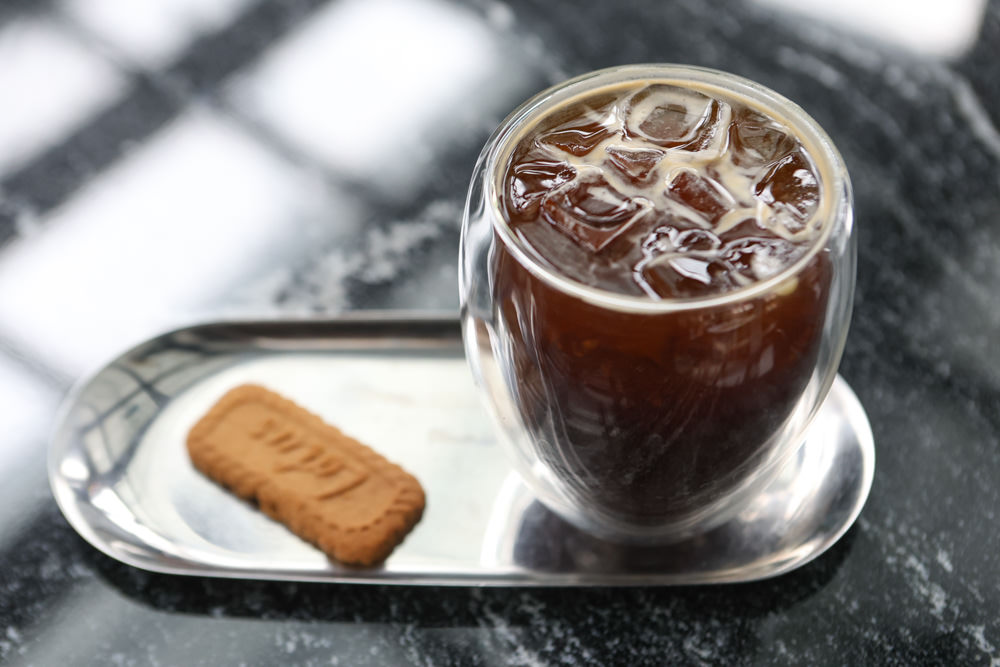 花蓮美食｜花蓮woof汪寵物餐廳、汪woof cafe。花蓮寵物餐廳、十隻超萌巨貴陪伴拍照玩耍、大草皮、花蓮室內景點、花蓮雨天景點