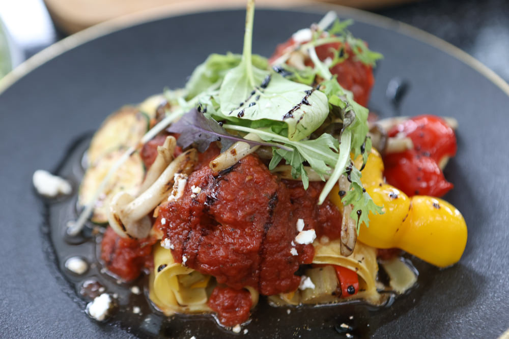 花蓮美食｜花蓮woof汪寵物餐廳、汪woof cafe。花蓮寵物餐廳、十隻超萌巨貴陪伴拍照玩耍、大草皮、花蓮室內景點、花蓮雨天景點