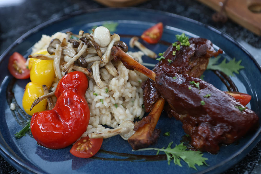 花蓮美食｜花蓮woof汪寵物餐廳、汪woof cafe。花蓮寵物餐廳、十隻超萌巨貴陪伴拍照玩耍、大草皮、花蓮室內景點、花蓮雨天景點