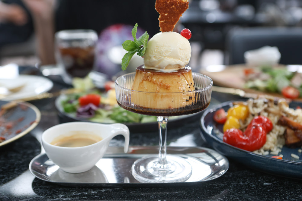 花蓮美食｜花蓮woof汪寵物餐廳、汪woof cafe。花蓮寵物餐廳、十隻超萌巨貴陪伴拍照玩耍、大草皮、花蓮室內景點、花蓮雨天景點