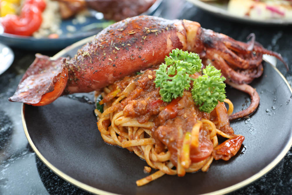 花蓮美食｜花蓮woof汪寵物餐廳、汪woof cafe。花蓮寵物餐廳、十隻超萌巨貴陪伴拍照玩耍、大草皮、花蓮室內景點、花蓮雨天景點