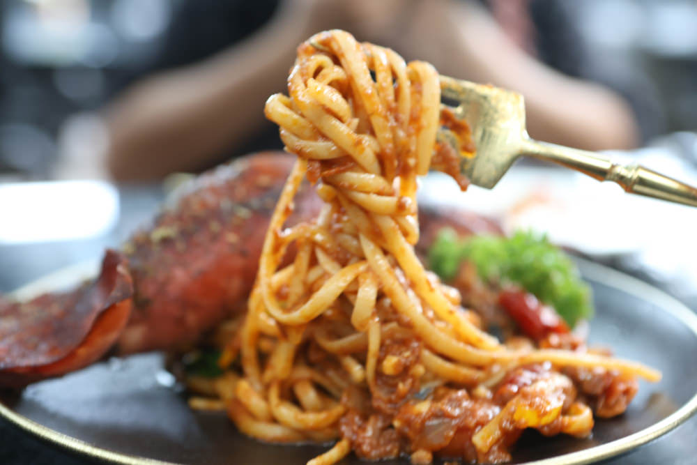 花蓮美食｜花蓮woof汪寵物餐廳、汪woof cafe。花蓮寵物餐廳、十隻超萌巨貴陪伴拍照玩耍、大草皮、花蓮室內景點、花蓮雨天景點