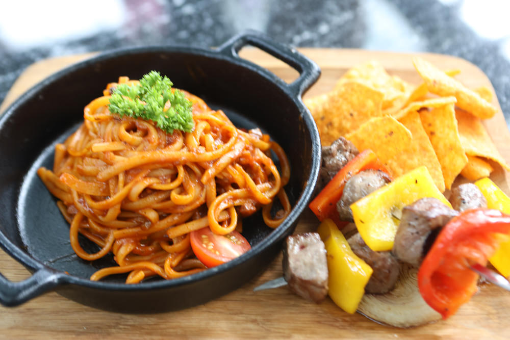 花蓮美食｜花蓮woof汪寵物餐廳、汪woof cafe。花蓮寵物餐廳、十隻超萌巨貴陪伴拍照玩耍、大草皮、花蓮室內景點、花蓮雨天景點