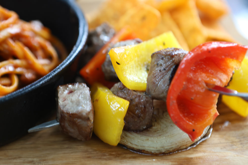 花蓮美食｜花蓮woof汪寵物餐廳、汪woof cafe。花蓮寵物餐廳、十隻超萌巨貴陪伴拍照玩耍、大草皮、花蓮室內景點、花蓮雨天景點