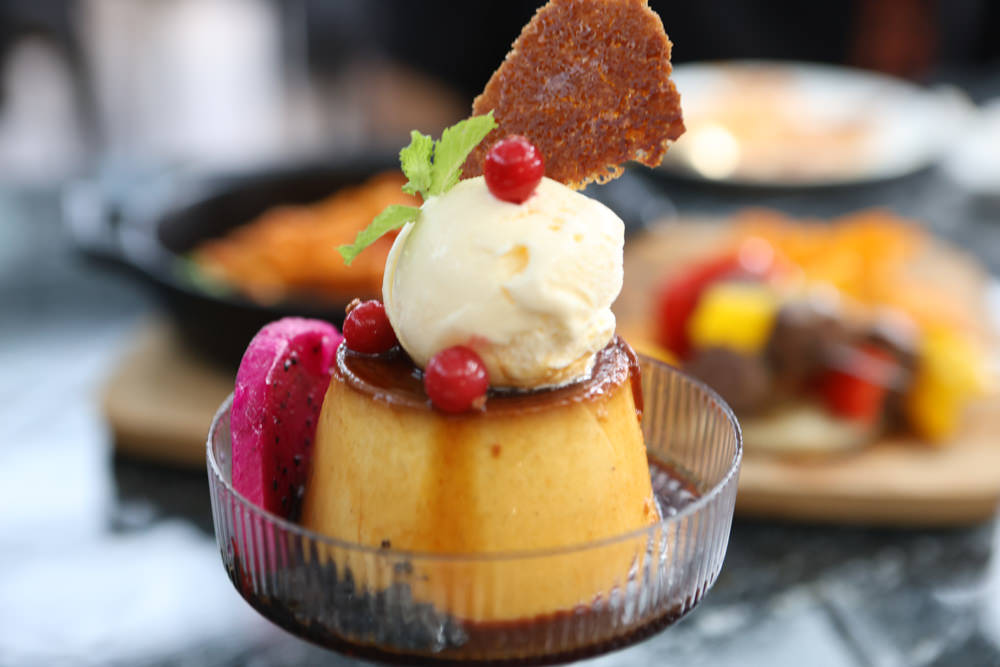 花蓮美食｜花蓮woof汪寵物餐廳、汪woof cafe。花蓮寵物餐廳、十隻超萌巨貴陪伴拍照玩耍、大草皮、花蓮室內景點、花蓮雨天景點