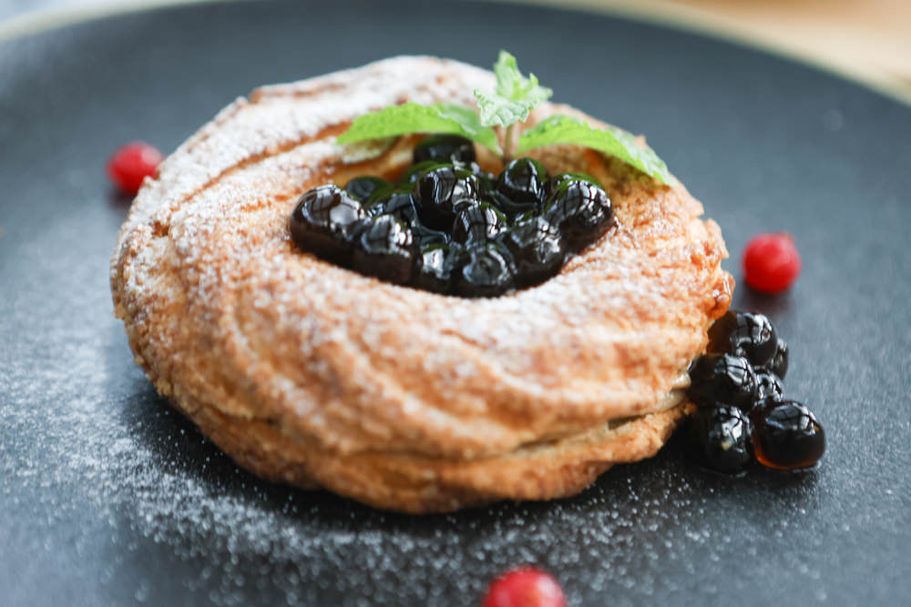 花蓮美食｜花蓮woof汪寵物餐廳、汪woof cafe。花蓮寵物餐廳、十隻超萌巨貴陪伴拍照玩耍、大草皮、花蓮室內景點、花蓮雨天景點